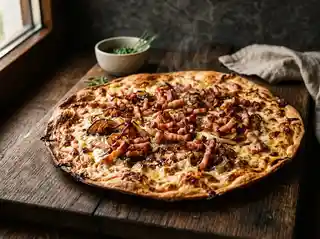 Flammkuchen mit Speck und Zwiebeln