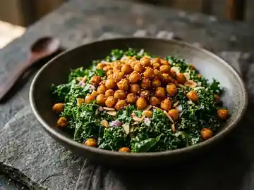 Grünkohlsalat mit scharfen Kichererbsen