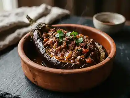 Karniyarik – Türkische Mit Hackfleisch Gefüllte Aubergine