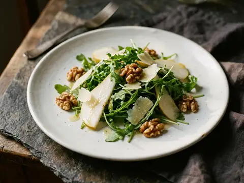 Rucola-Birnen-Salat mit Walnüssen und Parmesan