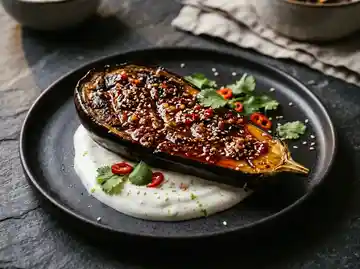 Sambal-Aubergine mit Tamarinden-Limetten-Joghurt