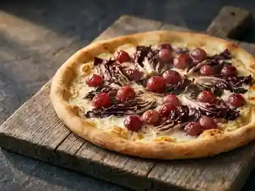 Weiße Express-Pizza mit Radicchio und Trauben