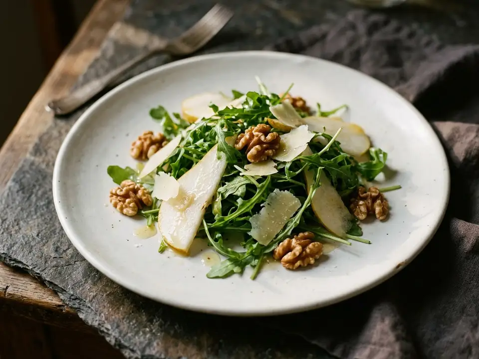 Rucola-Birnen-Salat mit Walnüssen und Parmesan